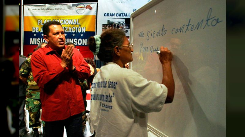 yami2336's tweet photo. #MaduroEsProtecciónSocial 
Día Mundial de la Alfabetización: Venezuela es ejemplo desde la llegada de la Revolución Bolivariana.
El 8 de sep, se celebra el Día Internacional de la Alfabetización, aprobado en 1965, por parte de la Unesco, derecho humano fundamental de toda persona https://t.co/2sS6XxAFsK
