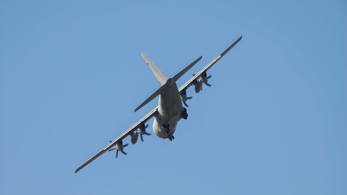 EHEH_Spotter's tweet photo. #FalconLeap2023

Day 5

🇳🇱RNLAF C-130H Hercules G-275 as #ROGUE03 
🇳🇱RNLAF C-130H Hercules G-988 as #ROGUE01

🇮🇹Italian Air Force C130J Hercules MM62179 as #ROGUE04

#NLspot #FalconSleap2023 #FALE23😉 https://t.co/e8LTVce3zT