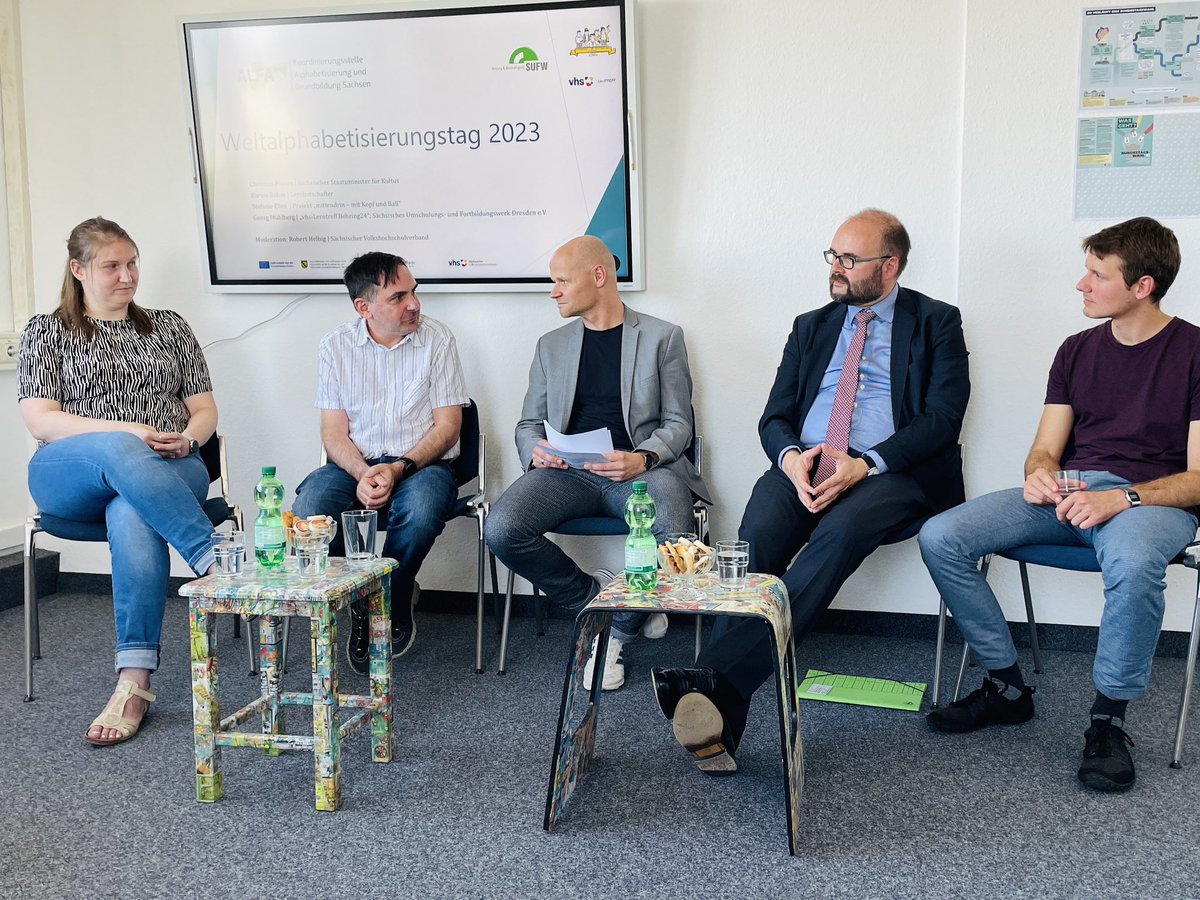Am heutigen #Weltalphatag sprachen wir mit dem Kultusminister Christian Piwarz und Akteuren der #Alphabetisierung. Mit dabei war auch Enrico Bakan, der selbst im Erwachsenenalter lesen und schreiben gelernt hat und sich heute als Lernbotschafter sich für das Thema einsetzt. #vhs