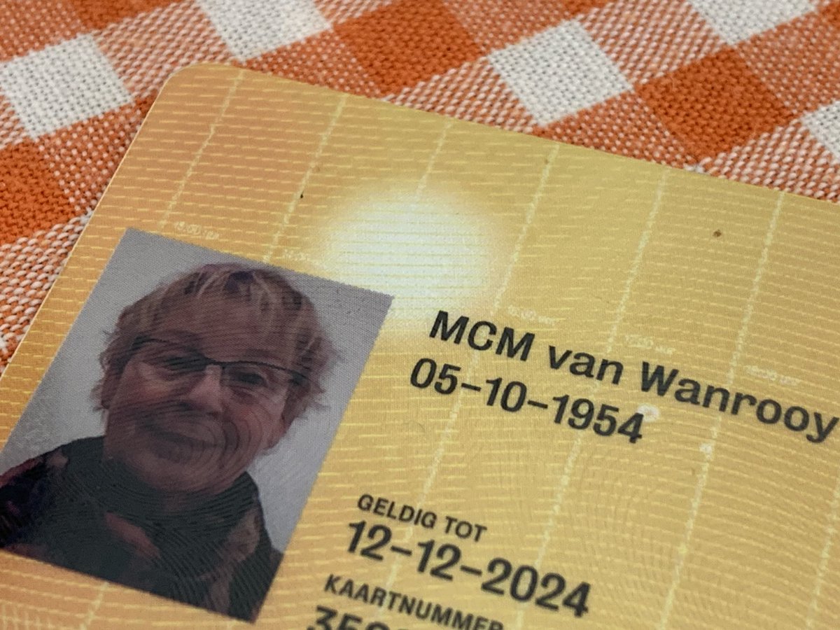 Stuur maar op, zeggen ze bij OV-chipkaart. Tegen dat die verwerkt is, heeft M.C.M. van Wanrooy haar verloren kaart (en enkele andere pasjes) vast al geannuleerd. Kent iemand haar? Pas gevonden in de Achterhoek, maar ze is onlangs ook in Alkmaar geweest. RT=lief