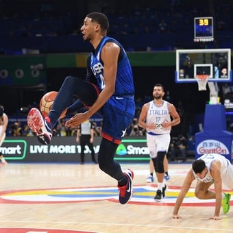 HDB_ok's tweet image. Tyrese Haliburton se hizo el canchero ganando por 40 puntos en los cuartos de final y en la semi quedó tirado en el piso por un jugador de la Euroliga.

La venganza es un plato que se sirve frío.