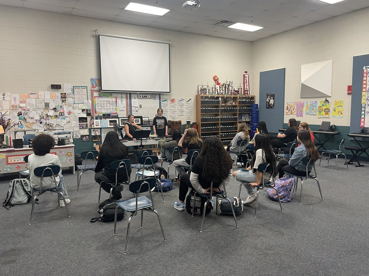ChoirRsms's tweet photo. Excited to have our private voice instructor, Victoria Fields come and teach a Master Vocal class to our 6th, 7th and 8th grade choirs! @RCSArts @RSMSKNIGHTS #rsmschoir https://t.co/6ziJO4c36U