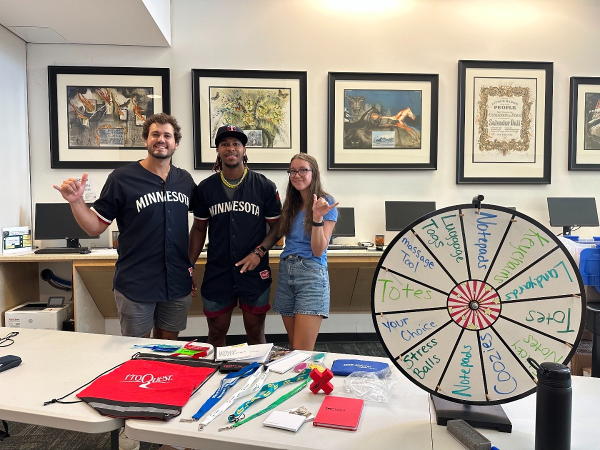 fgcu's tweet image. Thanks for flying by the FGCU Library Welcome Event yesterday! 🦅🤙 #FGCU #FGCULibrary #WingsUp