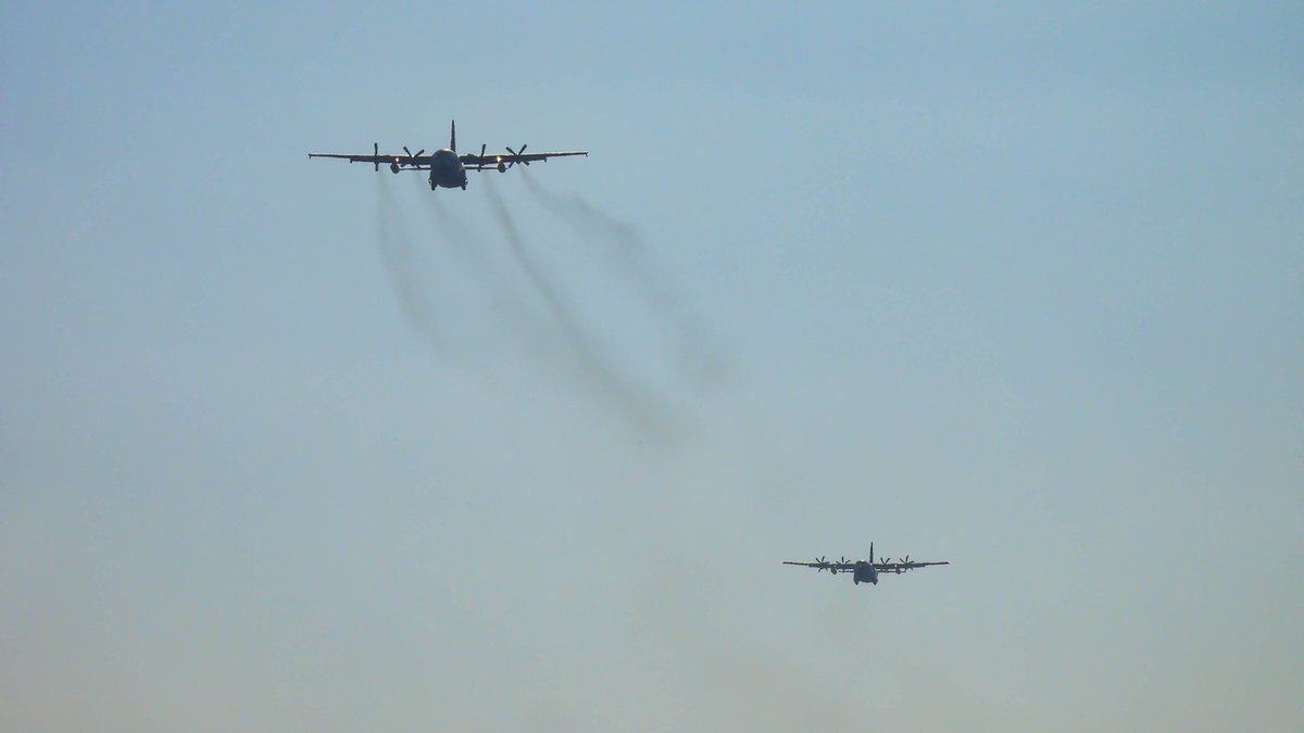 EHEH_Spotter's tweet photo. #FalconLeap2023

Day 5

🇳🇱RNLAF C-130H Hercules G-275 as #ROGUE03 
🇳🇱RNLAF C-130H Hercules G-988 as #ROGUE01

🇮🇹Italian Air Force C130J Hercules MM62179 as #ROGUE04

#NLspot #FalconSleap2023 #FALE23😉 https://t.co/e8LTVce3zT