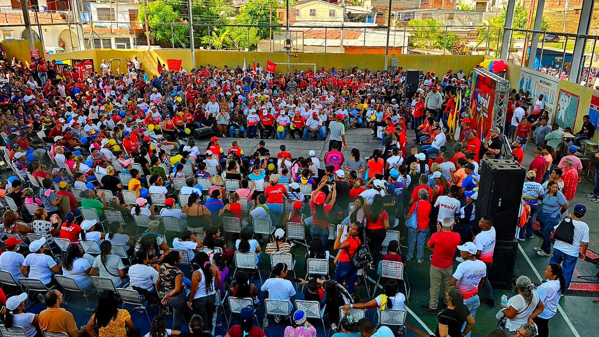 NicolasMaduro's tweet image. Mis saludos a los líderes y lideresas de Charallave, municipio Cristóbal Rojas del estado Miranda. Mujeres y hombres aguerridos, organizados y conscientes de su papel histórico al frente de las grandes transformaciones, necesarias para la construcción de la Venezuela potencia.…