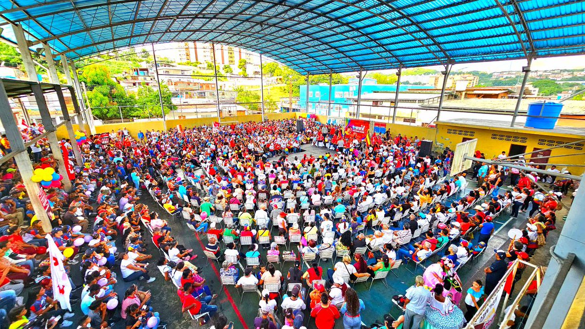 NicolasMaduro's tweet image. Mis saludos a los líderes y lideresas de Charallave, municipio Cristóbal Rojas del estado Miranda. Mujeres y hombres aguerridos, organizados y conscientes de su papel histórico al frente de las grandes transformaciones, necesarias para la construcción de la Venezuela potencia.…