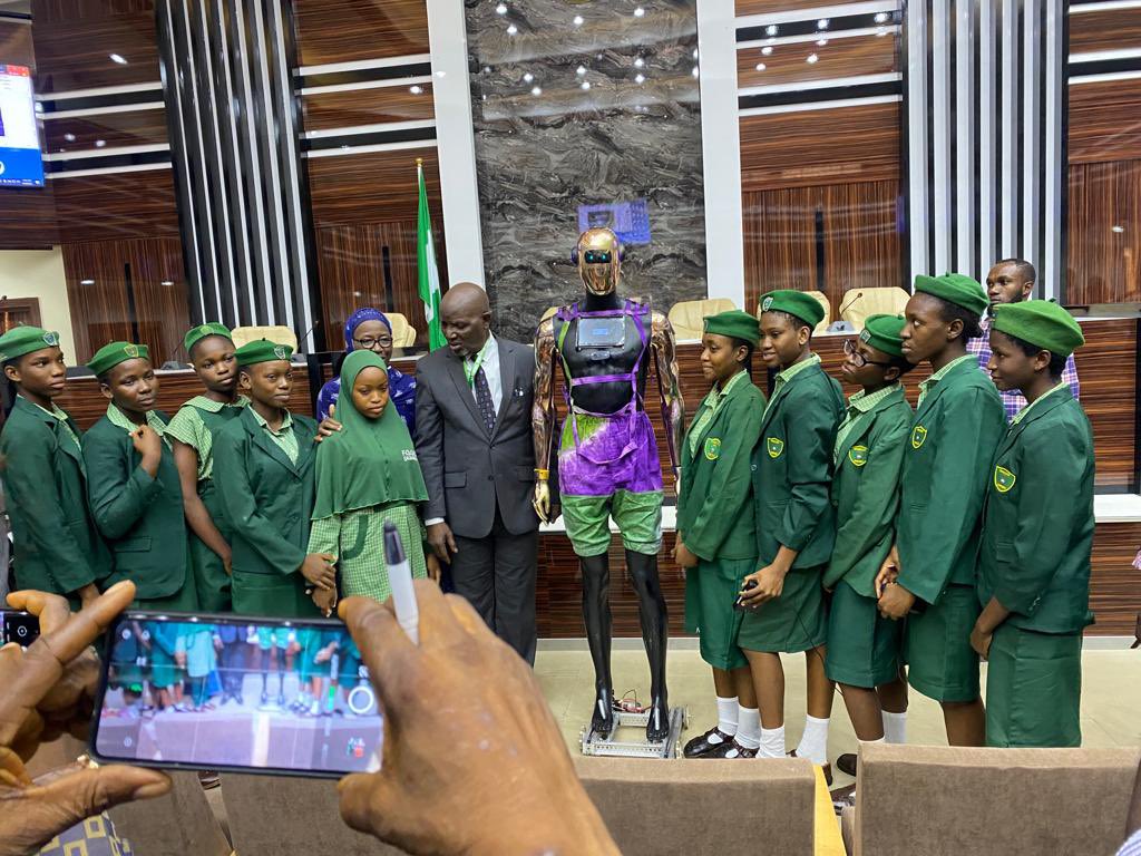 SagamuRobotics's tweet image. It’s a month today when we presented the First Humanoid by FGGC Sagamu to the Federal Ministry of Education.
KIKI SAGGY.