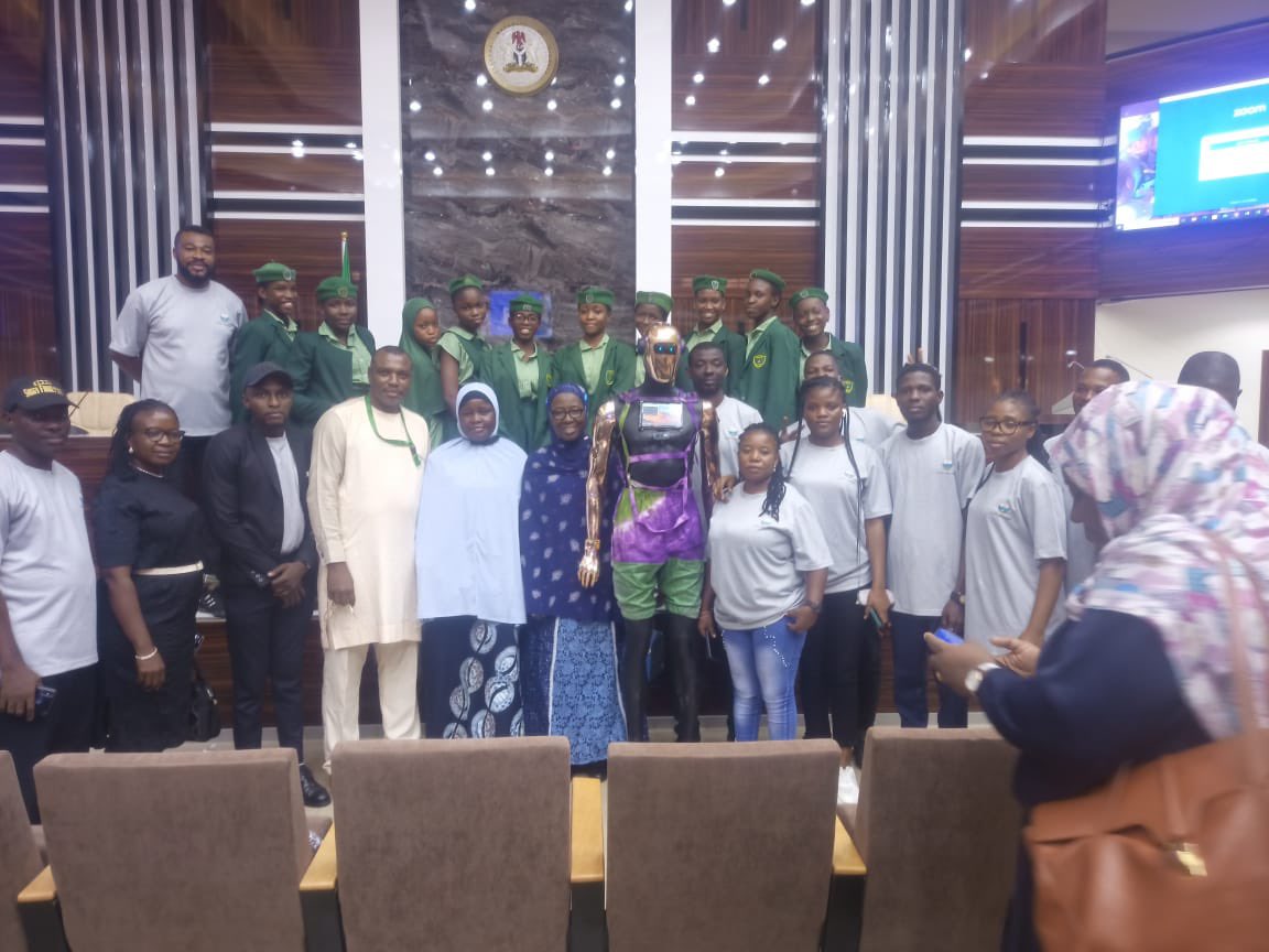 SagamuRobotics's tweet image. It’s a month today when we presented the First Humanoid by FGGC Sagamu to the Federal Ministry of Education.
KIKI SAGGY.