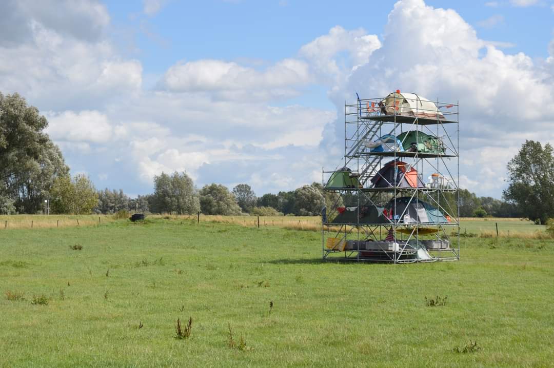 Hoogbouw Camping Nature City van Willem de Haan

#IJB23 #IJsselbiennale #Wilp #IJssel #Kunstroute #Camping #Vakantie #Weekend