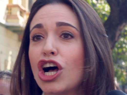 LOS QUE ACABARON CON LAS COLAS EL 2015 AHORA VIENEN CON EL CUENTO DE QUE: COMO NADA SIRVE Y ELLOS SI, ARREGLARAN TODO JAJAJAJA Y HAY CHAVISTAS HASTA LA RAJA QUE SE COMEN ESE ROLO'E MOJON ¿QUÉ TAL? JAJAJAJA si Luis