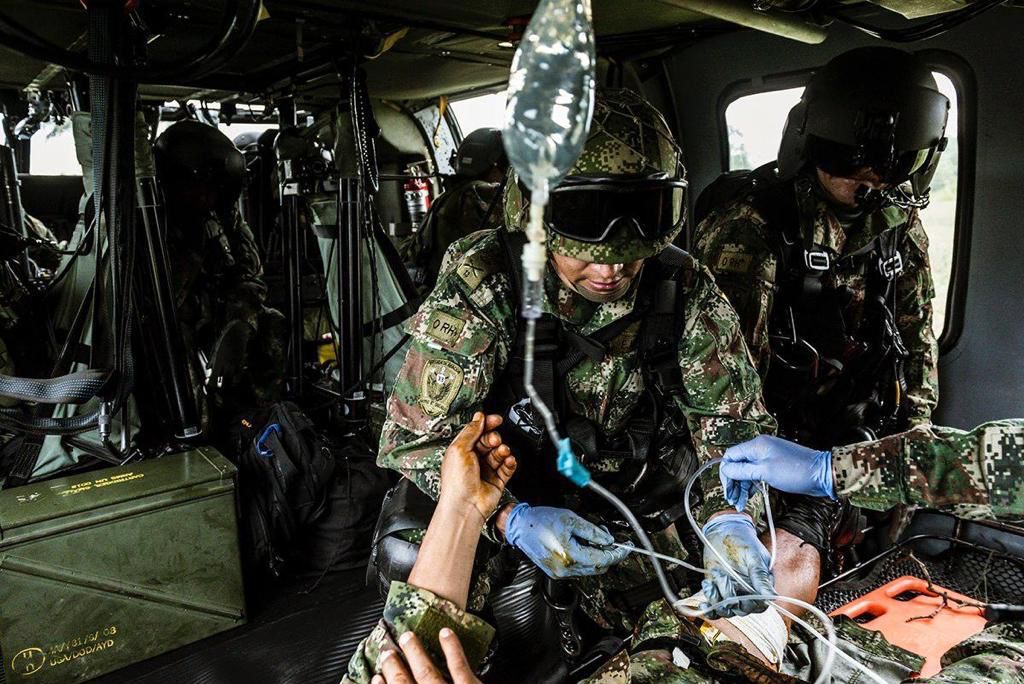 El compromiso de las <a href="/FuerzasMilCol/">Fuerzas Militares de Colombia</a> es construir patria en defensa de la vida, por eso para los soldados de tierra, mar, río y aire es inherente el respeto y la protección de los Derechos Humanos como guía primordial en sus acciones. #DefensoresDeDerechosHumanos