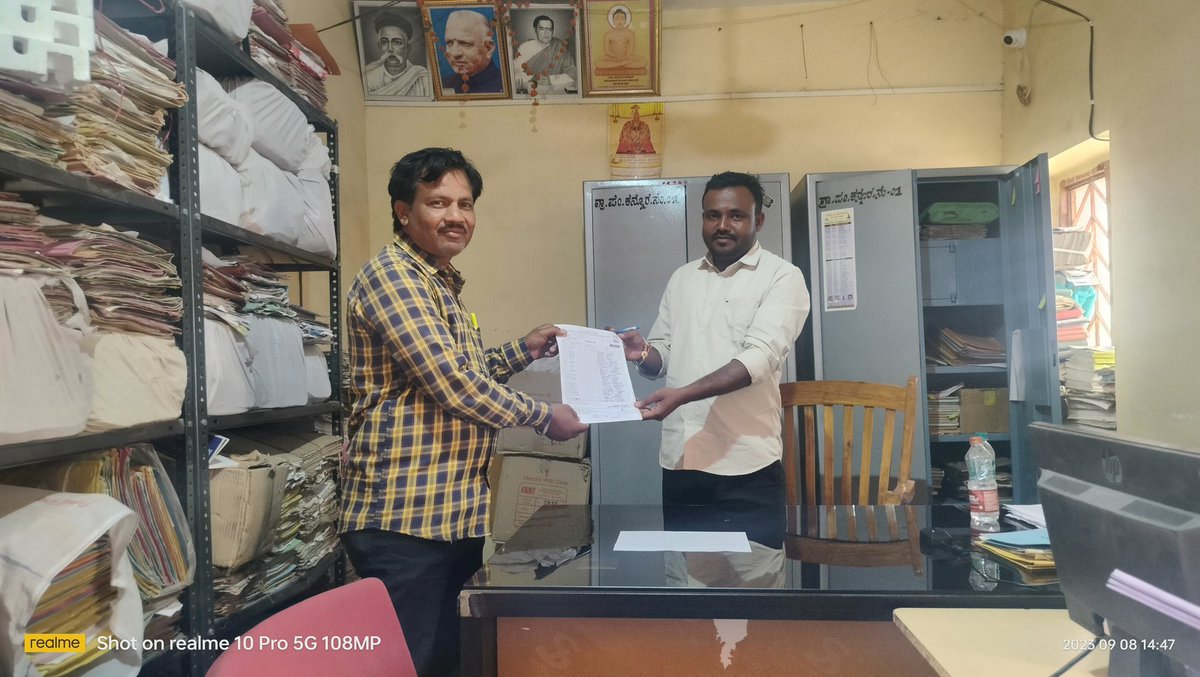 TPVIJAYPUR's tweet photo. ಇಂದು ವಿಜಯಪುರ  ತಾಲೂಕಿನ ಕನ್ನೂರ ಗ್ರಾಮ ಪಂಚಾಯತಿ ವ್ಯಾಪ್ತಿಯಲ್ಲಿಮನೆ ಮನೆಗಳಿಗೆ ಭೇಟಿ ನೀಡಿ ಕರಪತ್ರಗಳನ್ನು ನೀಡುವ ಮೂಲಕ ರೋಜಗಾರ್ ದಿನವನ್ನು ಆಚರಣೆ ಮಾಡಿ,ನರೇಗಾ ಯೋಜನೆಯಡಿ ದೊರೆಯುವ ಸೌಲಭ್ಯ ಹಾಗೂ ವೈಯಕ್ತಿಕ ಕಾಮಗಾರಿಗಳ ಕುರಿತು.ಸಾರ್ವಜನಿಕರಿಗೆ ಮಾಹಿತಿ ನೀಡಲಾಯಿತು. https://t.co/E6GOkIU6Eg