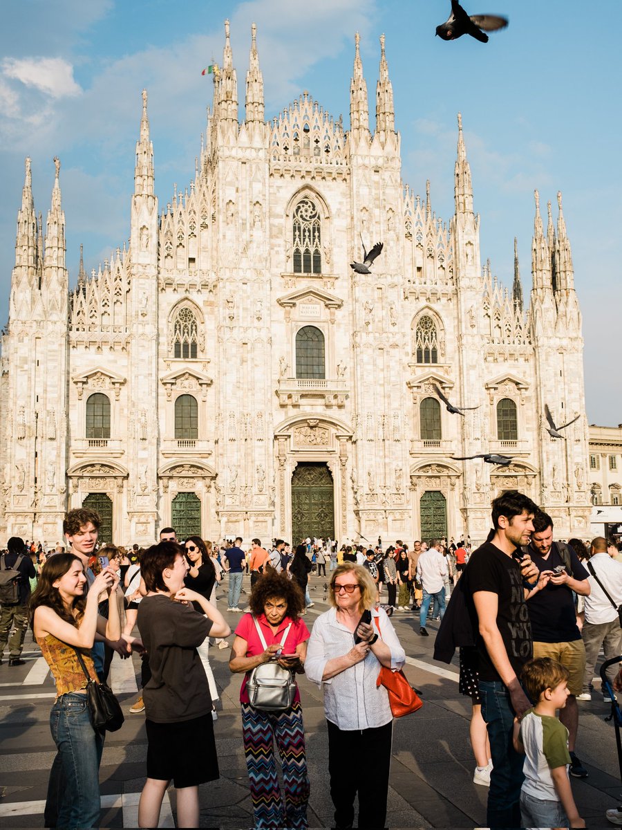 jdxvisuals's tweet photo. Crowds at Milan's busiest location. Pro tip: the Duomo looks better later in the afternoon then in the morning. https://t.co/ygZ62h10HE