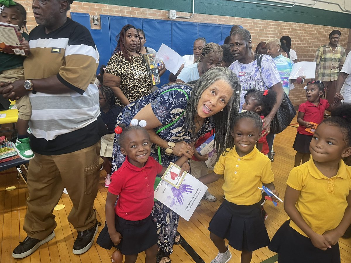 JosephJRhoads2's tweet photo. And that’s a wrap! Grandparents Day done the Rhoads way!! #FallBINGO #craftsandtreats with sweet hugs from grandmas and grandpas! #stillpremierprek! @DrElenaSHill @dallasisdparent @MurilloDebbie1 @dallasschools https://t.co/jTbYmJX3VT