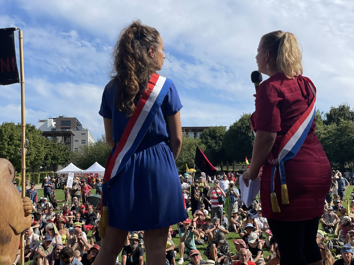 💧 Protéger l’eau n’est pas un crime ! 

À Niort, des soutiens en nombre aux 9 militants traînés au tribunal pour avoir organisé des manifestations contre l’accaparement de l’eau.

Les hors-la-loi ne sont pas les défenseurs de l’eau mais Macron et son gouvernement, condamnés pour