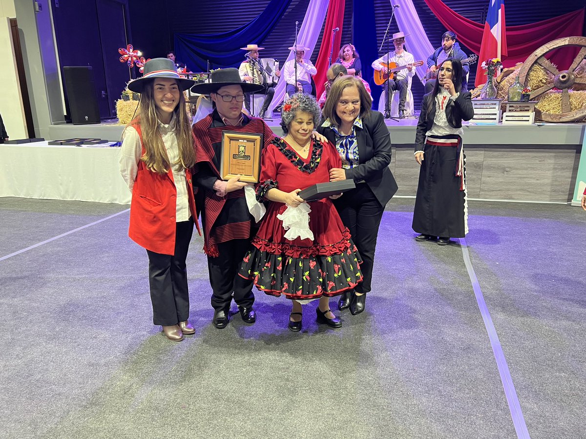 Muni_provi's tweet image. ENCUENTRO INTERCOMUNAL DE CUECA PARA PERSONAS CON DISCAPACIDAD🇨🇱💃🏽 
¡Finaliza la 4° versión del campeonato #inclusivo de @Muni_provi! Después de varias cuecas, el 1° lugar se lo llevó @Muni_Stgo, el 2° @Muni_Maipu y el 3° @MuniLaReina, pero todas las parejas bailaron increíble.👏🏽