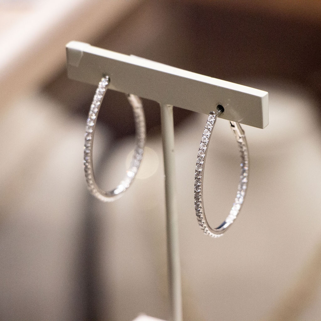 jrankinjeweller's tweet image. These Diamond hoops in a teardrop shape will look fabulous day or night. 💎 

Looking for the perfect gift? Find out more about these beauties and the other new pieces we have in the shop by clicking the link in our bio. 

#dropearrings #diamondhoops #edmondsjeweler