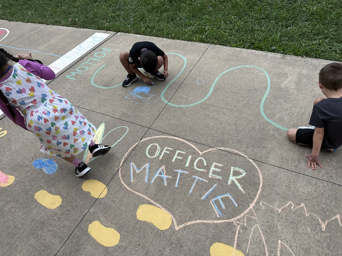 This Police Chief would like to thank these kind @KOGoldenEagles Myrtle Elementary 📚 artists that made “Officer Mattie’s” 🚔 day and helped her feel so welcome!!!! 👏  #KOProud