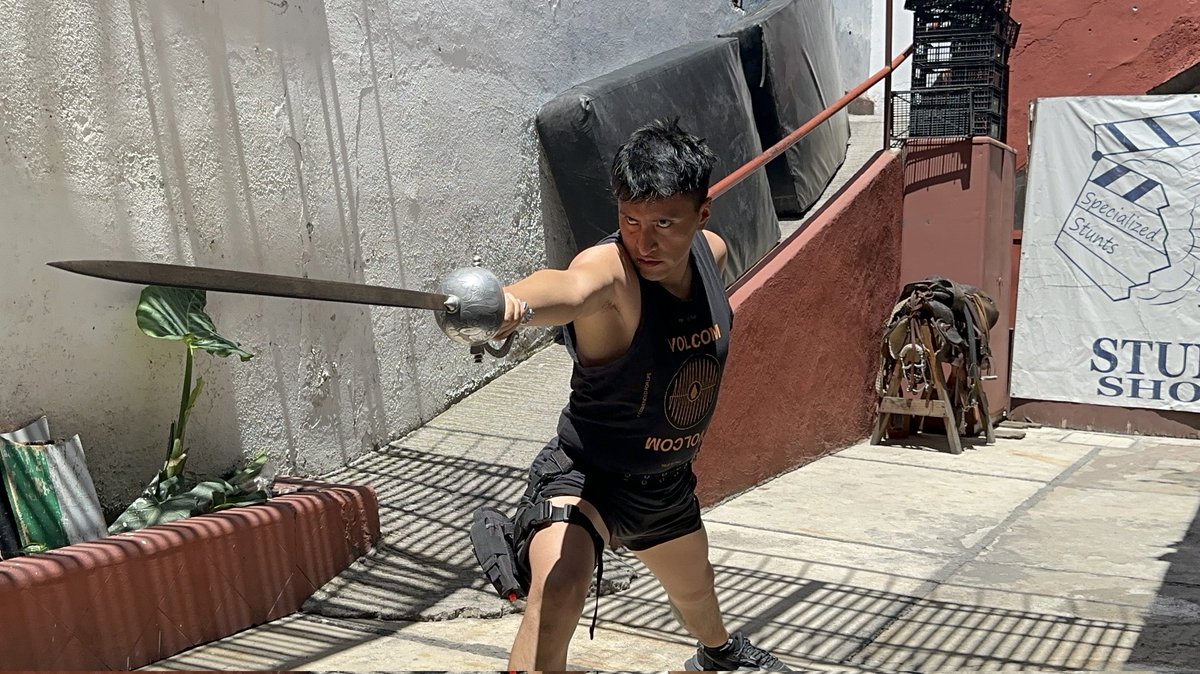 CrisFrias17's tweet photo. *ARMAS DE UTILERIA
Parte del entrenamiento para actores y actrices para escenas de acción en @training.stuntmx 
@stunt.mx

#ImThePapacho #ImTheCrash #Actor #Actuación #Actor #ArmasDeUtileria #Acting #Action #EscenasDeAcción #ActorBoliviano #Bolivia #Mexico #BolivianActor #Espada https://t.co/3dxcjdUXoy