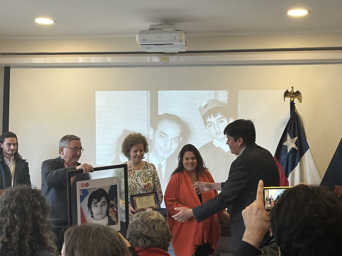 Ministerio de Defensa rindió hoy un homenaje al soldado Michel Nash, quien se negó a disparar contra el pueblo de Chile tras el golpe de Estado. Su hermana Leila pidió que valores Nash, cuyo cuerpo aún no ha sido hallado, impregnen formación del Ejército.