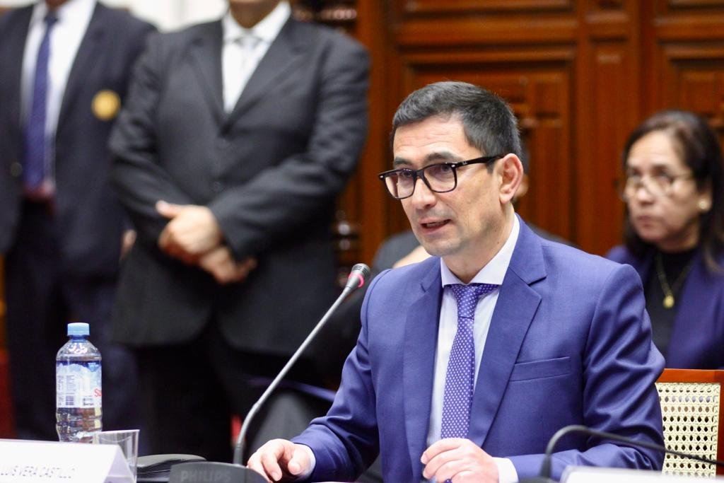 congresoperu's tweet photo. #CongresoInforma | En la Comisión de Presupuesto, el titular de la SUNAT, Luis Vera Castillo, presenta los ingresos tributarios que sustentan el Presupuesto del Sector Público 2024.

En vivo ▶️ https://t.co/ZDBMzkc3UW https://t.co/c4xeCkfbA5