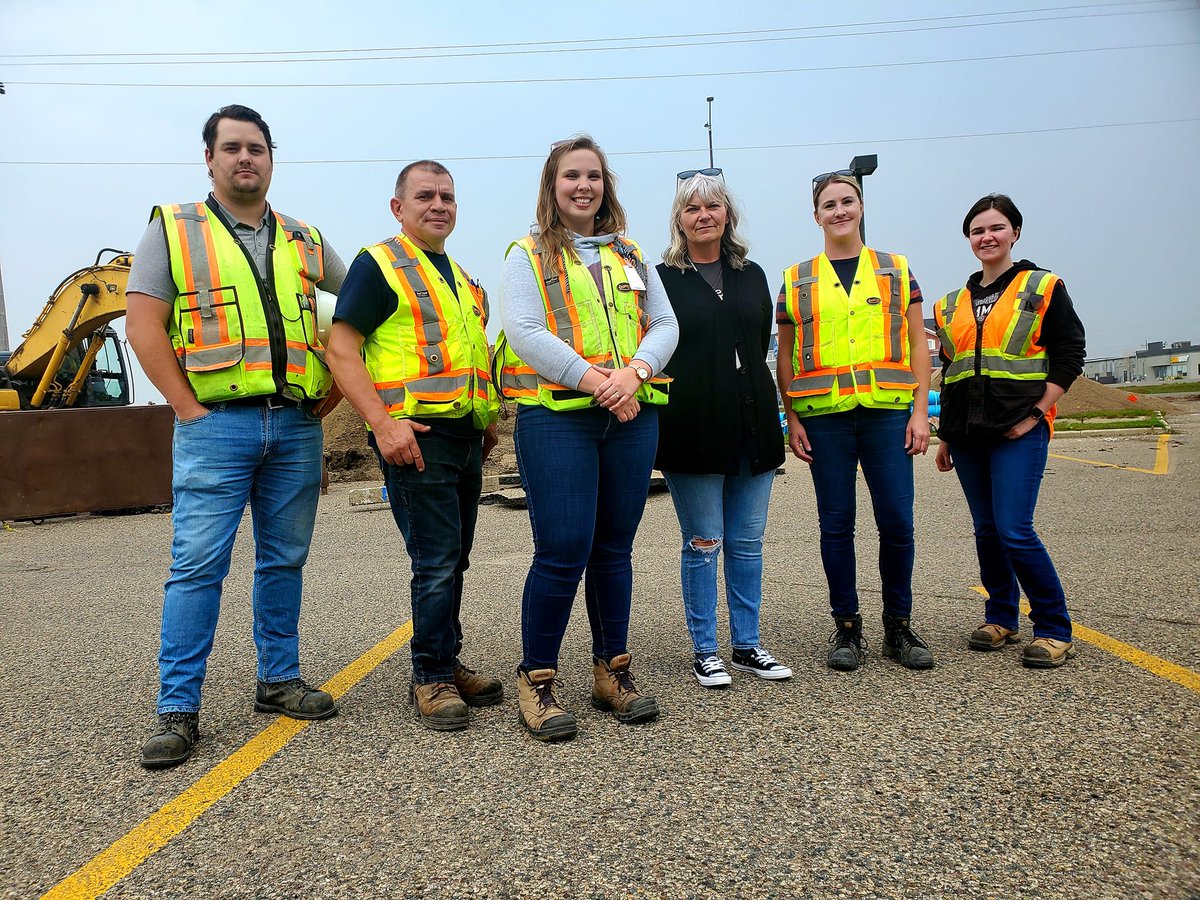 assiniboine_mb's tweet photo. Civil Technology Instructor Wendy Laluk met up with a team of Assiniboine graduates and work placement students now working for the City of Brandon and consultation businesses performing work on Brandonโs North Hill watermain and the Daly Overpass. ๐ท #CivilTechnology https://t.co/ds5wdLuJp4