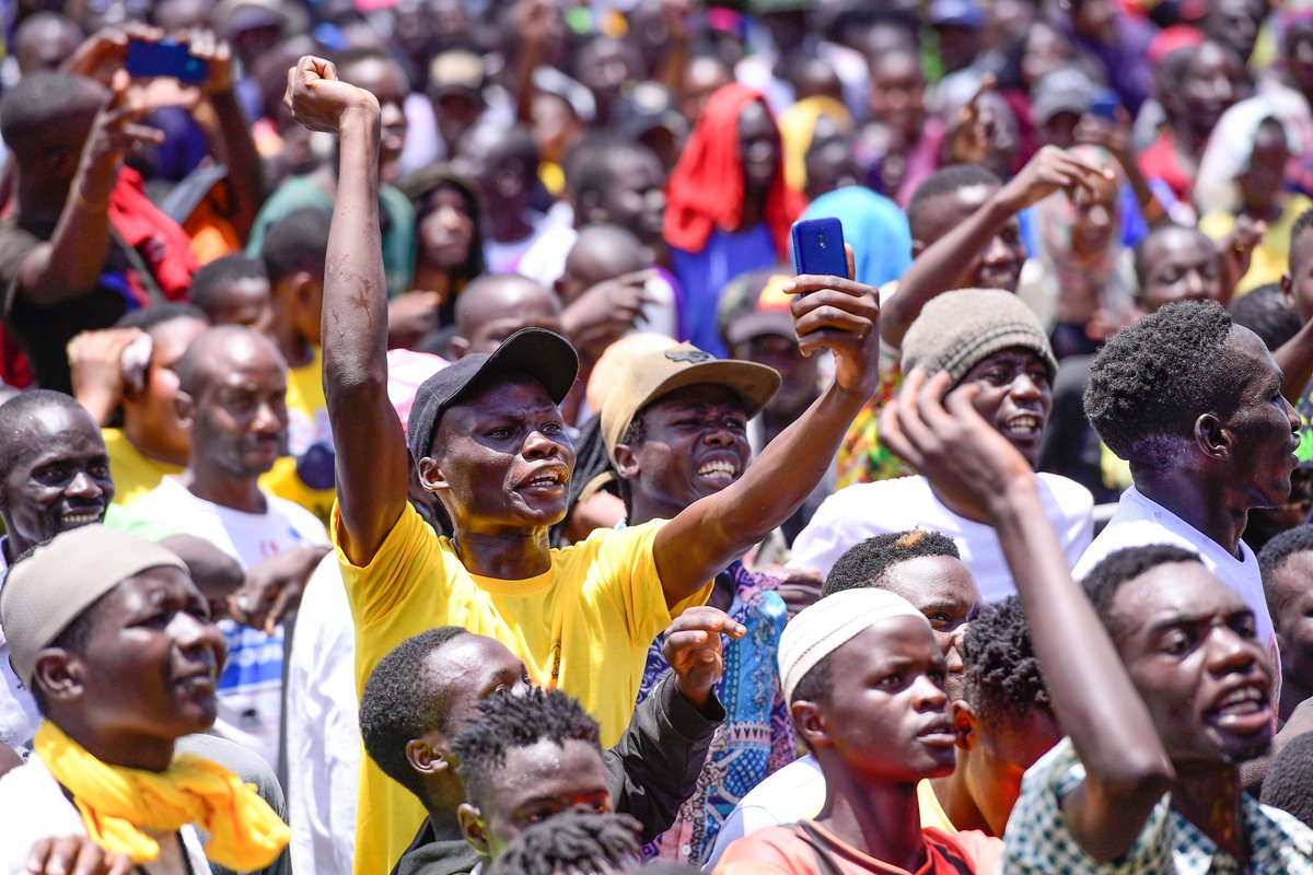 .President Museveni laughs at 'museveni's' jokes by Comedian Teacher Mpamire. ''I still have Vision that is why Mama @JanetMuseveni calls me baby face.' #WhiteBearNews