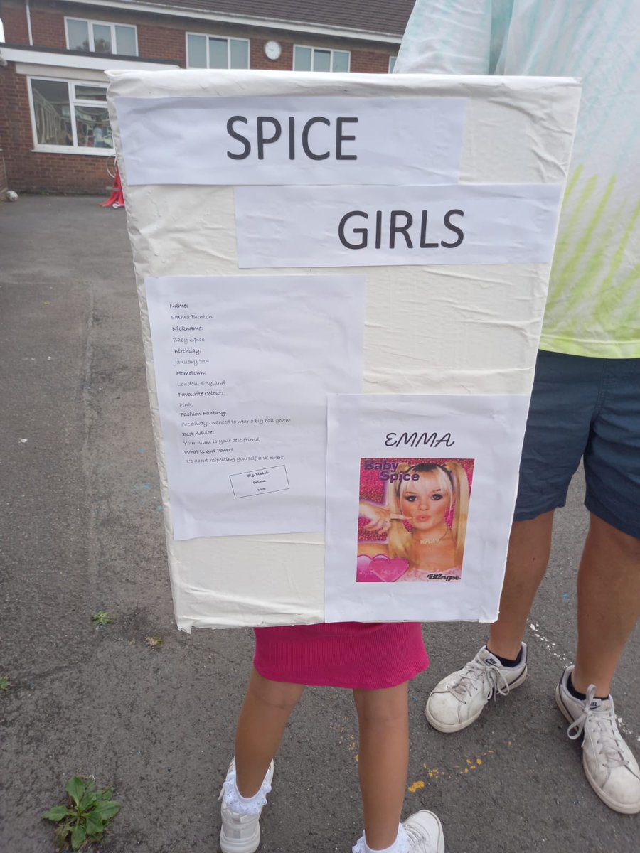 My little niece going to a party as @EmmaBunton Baby Spice doll, still in the box. #BabySpice #SpiceGirls @spicegirls @PaulineBunton ✌🏼