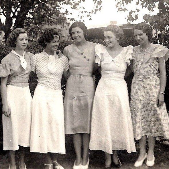 SewingRoomLady's tweet image. I love this image of a group of friends from the 1930's.  These dresses and skirt/blouse combos would be perfect for a lawn party like the #gatsbysummerafternoon put on by the @artdecoca . #vintagestyle #vintagesewing