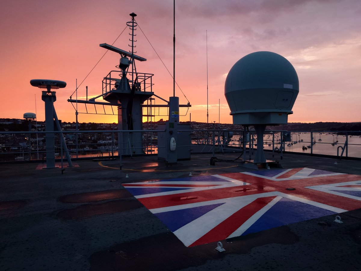 After a successful week of serials, #Argus is back alongside #Falmouth. The Cornish sky never fails to disappoint 👍 @RFAHeadquarters #RFA #Cornwall #Sunset