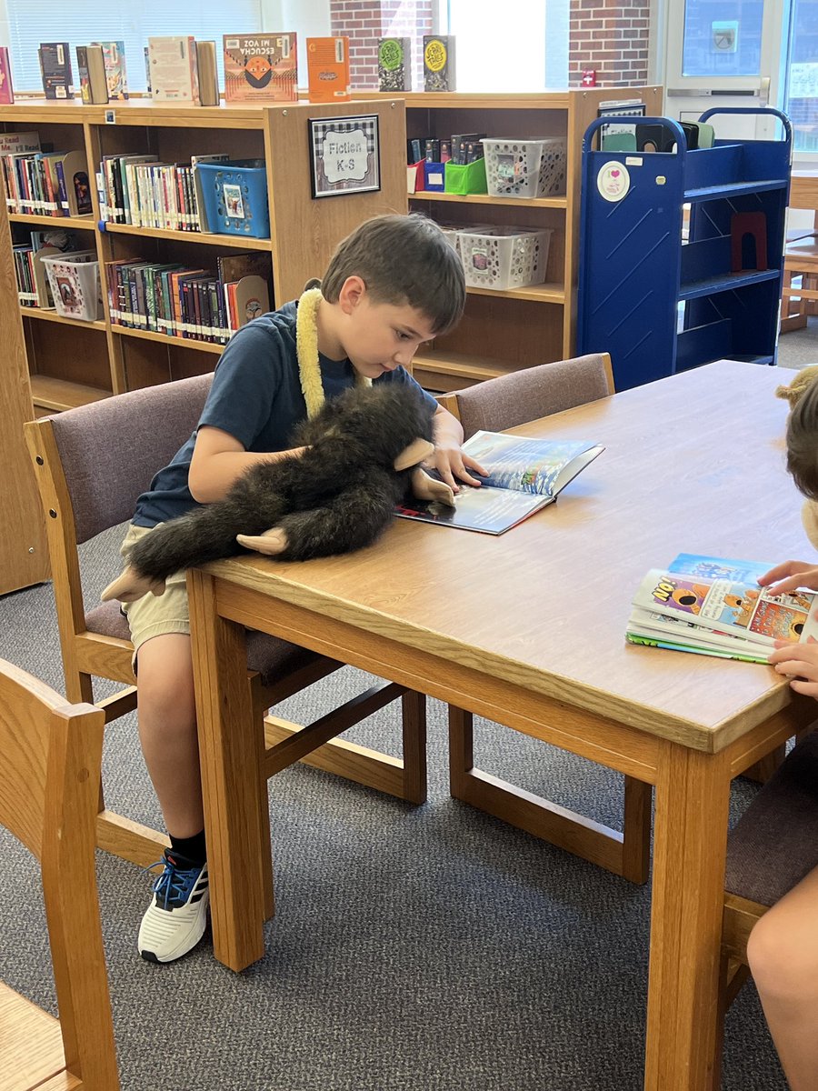 3rd grade students practicing their fluency skills by reading with puppets in the library. 🙌🏻🙌🏻🥰🥰 #wpsproud #puppetsarefun @usd259libraries @WichitaUSD259 @beckergaile @MrGLibraryMan