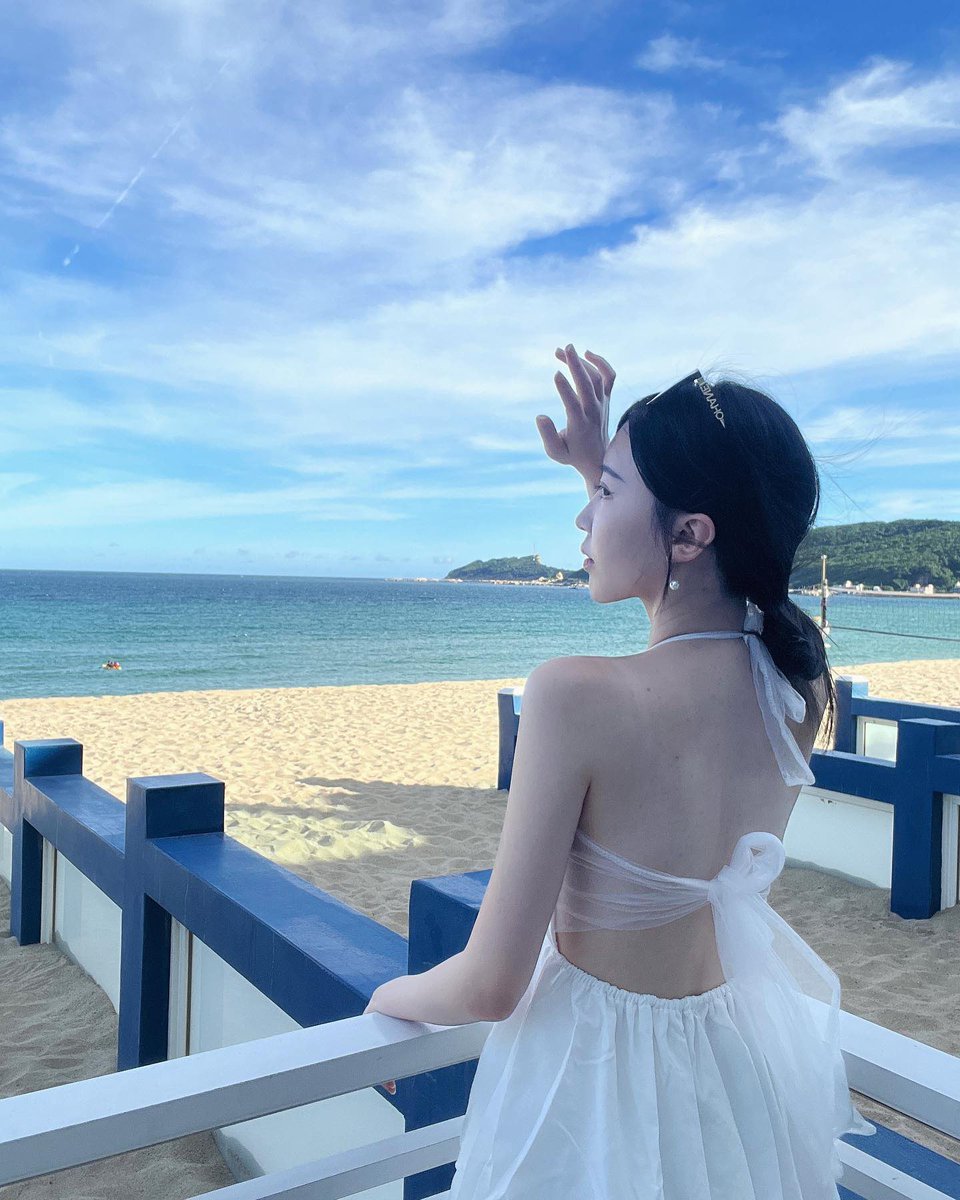 ChenXuan_0224's tweet photo. 雨 下了多久
心有多少哀愁

喘息在一個烏雲密佈的日子裡
掙脫出一絲絲的裂縫

每個人心中都有一把尺
但丈量別人的同時
不妨也丈量一下
自己的武器

在對的時間 
刀刃出竅 披荊斬棘

而刀鞘 
靜靜的等待著
刀刃的歸來

等再次交��時 那絲滑的愛液 
揮灑在愉悅的呻吟裡❤️‍🔥
#轉推 #留言 #愛心
#生活 #渴望 https://t.co/CgoPqrJXDc