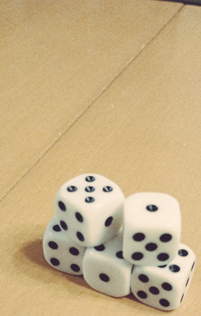 Sabrina_Lyrik's tweet image. Die Würfel zum Wochenende sind soeben gefallen. 
❤️🎲
#Spieleabend