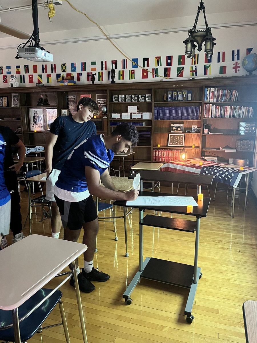 MrDavis154's tweet image. Students recreated the signing of the Declaration of Independence by signing the “Dobbs Declaration of Room 210.” An agreement to the syllabus and classroom expectations #historyisfun @johnfalino1 @JGevargisMizi