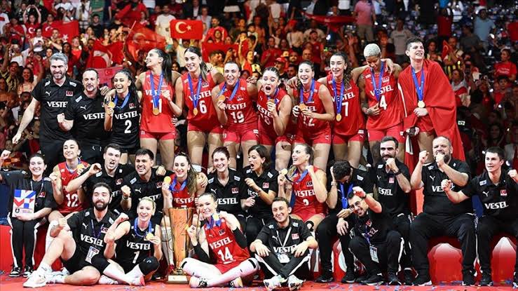 Şu kızlar bi gün para pul konuşmadılar, maç primi kovalamadılar, gittiler Avrupa şamp. oldukları turnuvadan tarifeli uçakla döndüler de çıtları çıkmadı.. bi de bugün Ermenistan karşısında şu ruhsuz Türkiye #millitakım’ına bakıyorum; yok abi kızlarımız 3 kat daha erkek..

#TURvARM