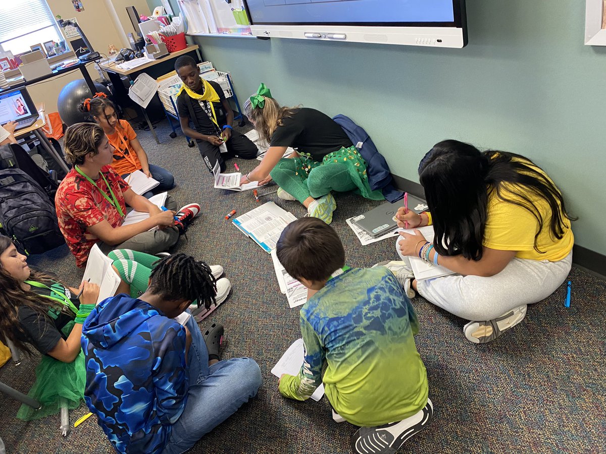 RyonMiddle's tweet photo. Mrs. Maddan’s RLA classes had a little Blended Learning fun today. #PRMSmagic https://t.co/skBcvkadAY