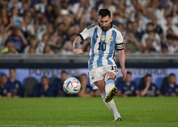 ChumleeSantaFe's tweet image. Ojo al dato: En lo que va del 2023, Messi ya tiene anotados 5 goles de tiro libre, eso ya es más que los tiros libres que anotaron Mbappe y Haaland en toda su carrera (0). Otro de los tantos motivos por lo que la pulga es serio merecedor del balón de Oro.