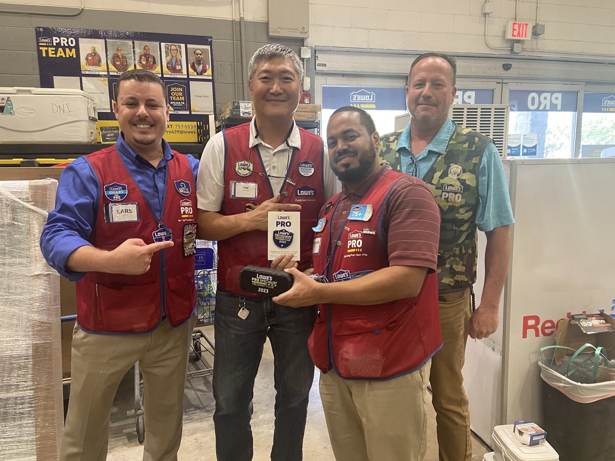 Welcoming Brandon in 439 Chesapeake, VA, to President’s Club for H1 performance. Congratulations!! #ProRally @BenitoKomadina @eric_marler @SarahN_Lowes @lowes439