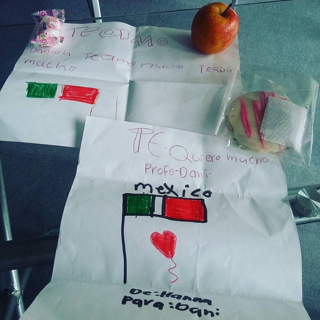 danyglz's tweet image. Hace 8 años estaba en colombia facilitando una #Codeparty pa chiquitas bien bellas que me hicieron cartas :)