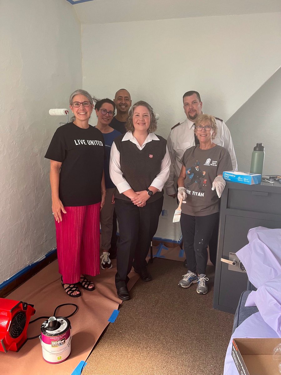 UnitedWayofGW's tweet photo. Thank to everyone who volunteered for our Day of Caring including employees of @SBDanbury who volunteered at our partners The Salvation Army - Waterbury, CT! @TheSalArmyCTRI #HelpEveryVoiceBeHeard https://t.co/Wlyii4ew4Z