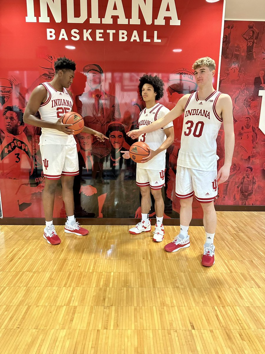 Montverde Family 💜 

Three seniors <a href="/derikqueen1/">derik queen</a>, <a href="/liammcneeley30/">liammcneeley</a>, and <a href="/lilcurtis_3/">Curtis Givens III</a> spotted a familiar face on the wall 📸