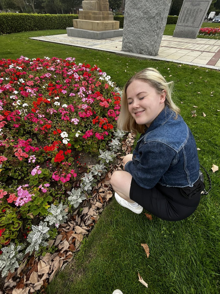 clionagh_'s tweet photo. Iv been moving a lot over the last few days getting into a new house + started writing some new music + sitting in parks for some good ole inspiration for the soul 🍃🦋 #artist #MusicianLife https://t.co/aXTiDlCTL3