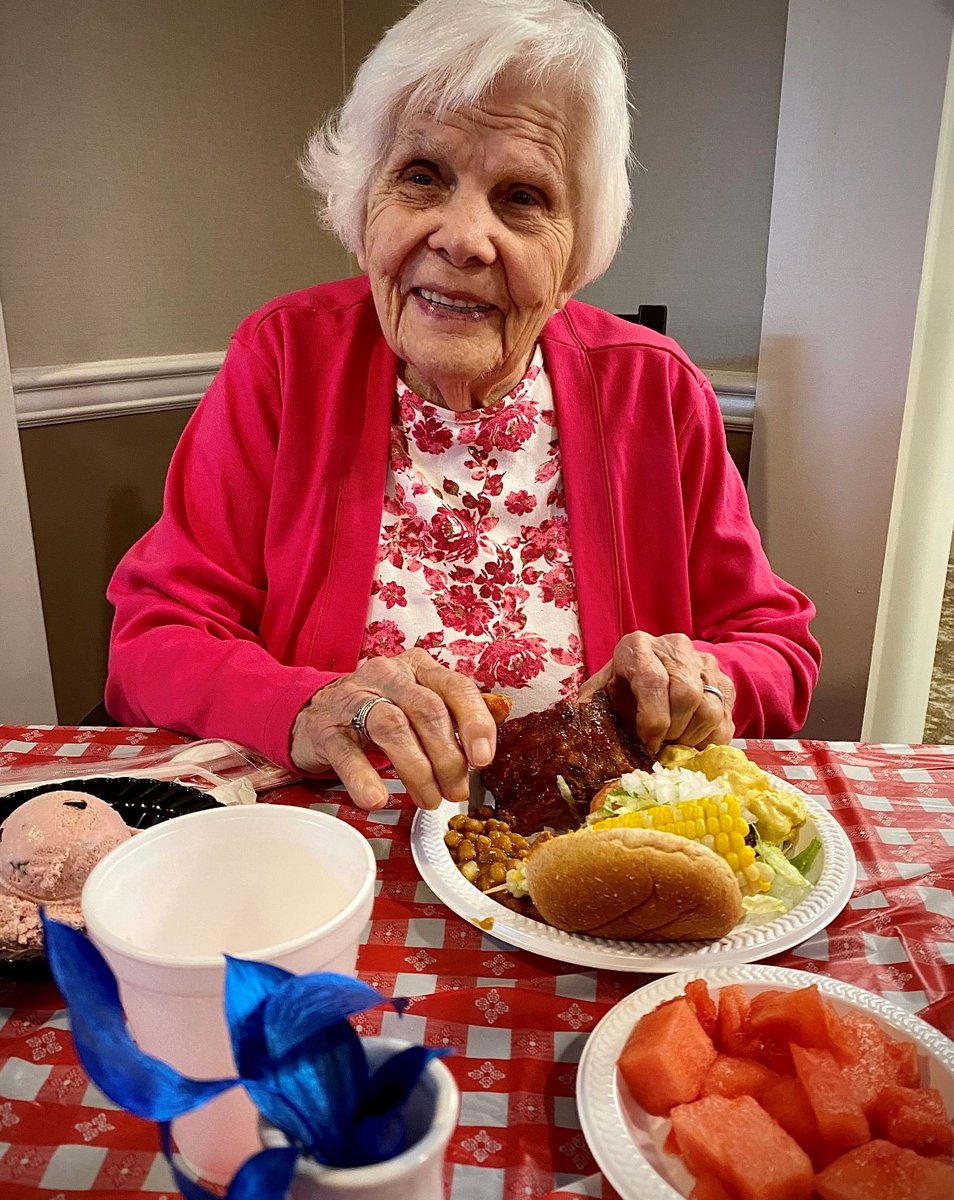 FranciscanHCC's tweet image. We celebrated our quarterly Family Night with an end of Summer &quot;Backyard BBQ/Cookout&quot; for our residents and their families! 🍔 &quot;Let&apos;s Strive for 5!&quot; #FamilyNight #FallCSS #TrilogyLiving