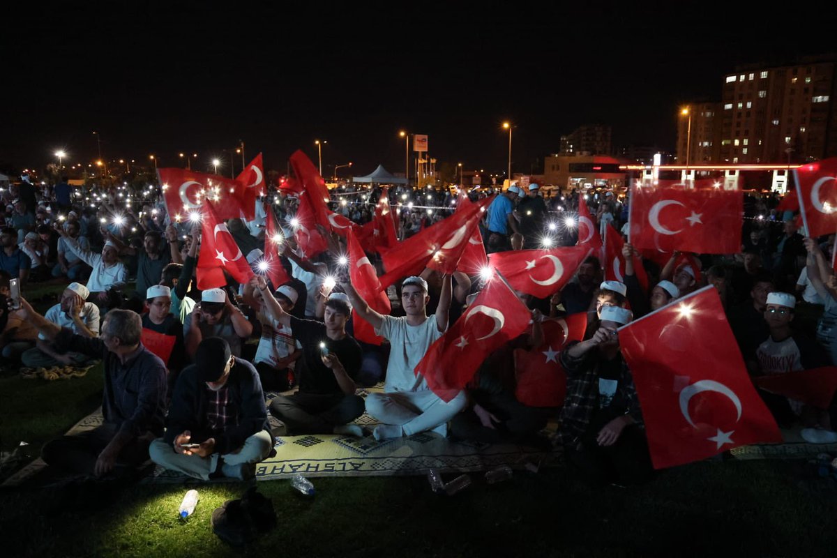 bskmustafaylcn's tweet photo. 📍Talas Paraşüt İniş Alanı

Kur'an Gönüllüleri Platformu ile birlikte düzenlediğimiz "Kur'an'a Uzanan Ellere Karşı Kur'an'la Çarpan Gönüller" programıyla yüce kitabımıza yapılan saldırılara karşı en güçlü cevabı alanı hınca hınç dolduran kıymetli hemşehrilerimizle birlikte verdik. 

Programda emeği geçenlere ve katılan tüm kardeşlerimize teşekkür ediyorum.