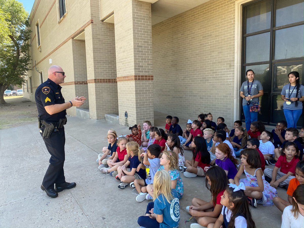 LPDCEU's tweet photo. And we return to school. Meet and greet with Ramirez Elementary.

Thank you for y’all’s welcome.
——
#lpdceu #lubbockpolice #lubbock #texas #lpd https://t.co/tTiwDneWBw
