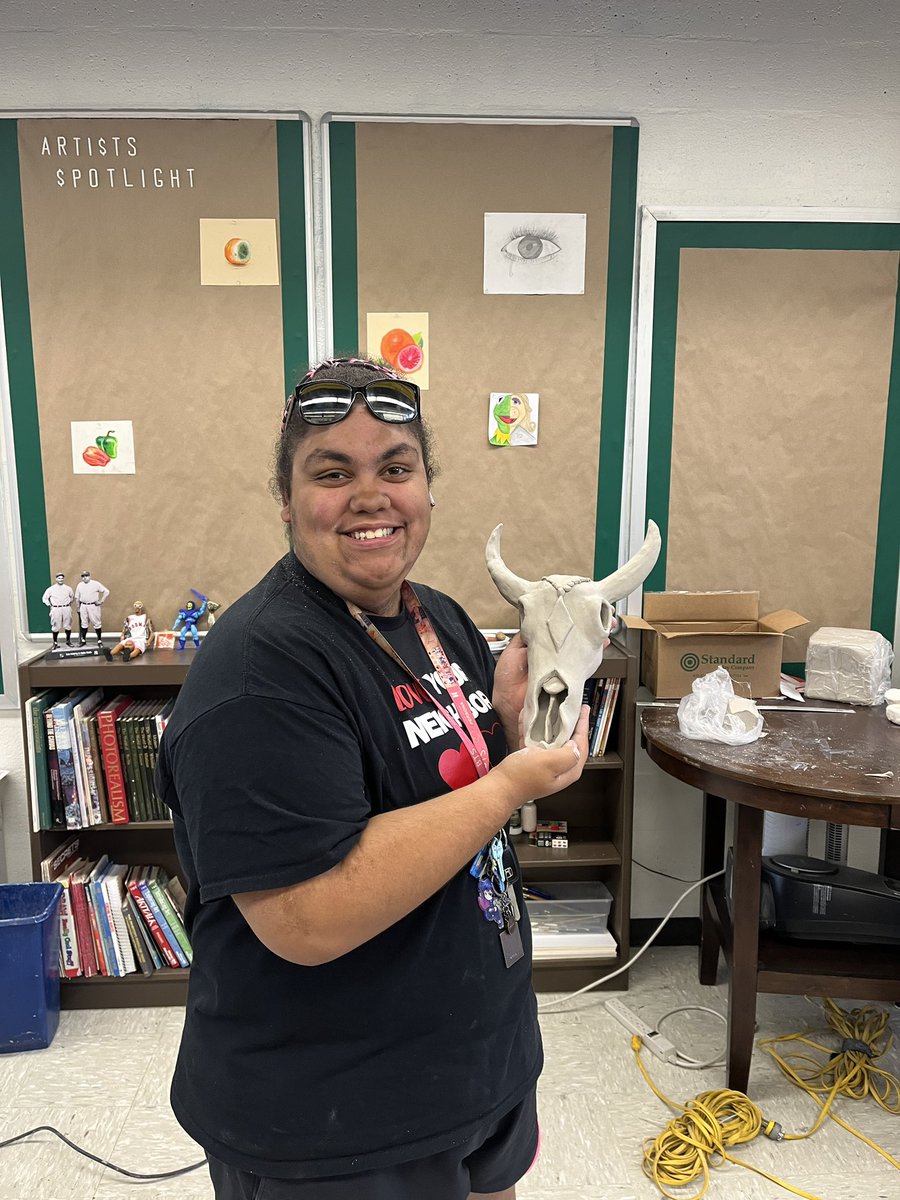 QRothArt's tweet photo. Kayla McEwen shows off her bull skull pinch pot sculpture. Amazing things coming out of SA ceramics! https://t.co/iYOejGsjyQ