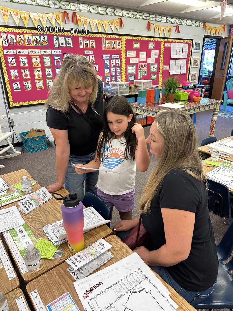Second Graders got the opportunity to show off what they have learned so far this year at Open House! #settinggoals#secondgraderocks#soaron