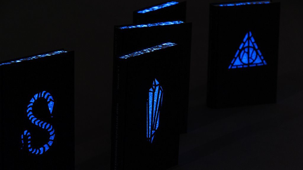 Esta edición de libros de Harry Potter brillan en la oscuridad. Admítelo, tú también los necesitas.