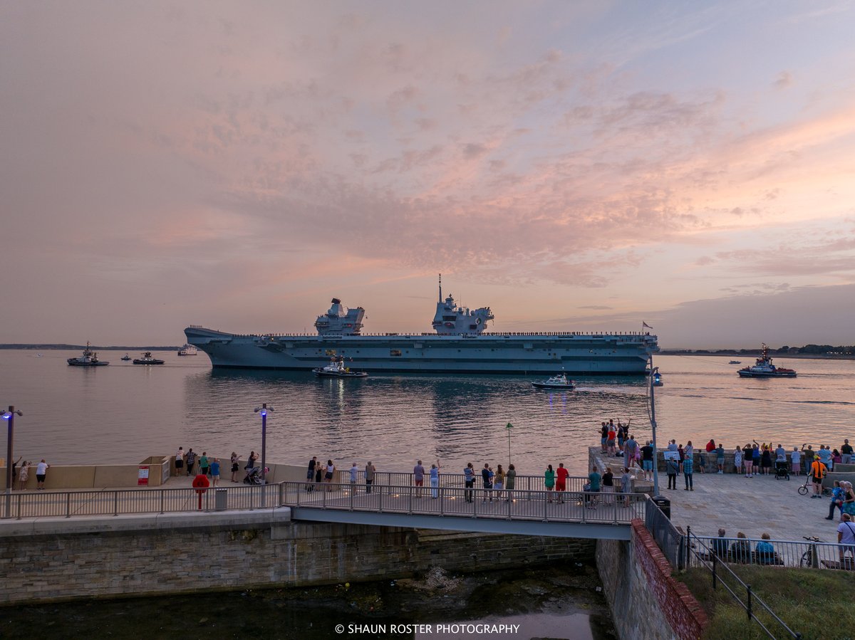 HMS Queen Elizabeth departed Portsmouth this evening to form CSG23, embark her Air Group and join NATO allies on exercise in the Norwegian and North Seas. 
#KingsFlagship #UKCSG23 #JEFTogether
