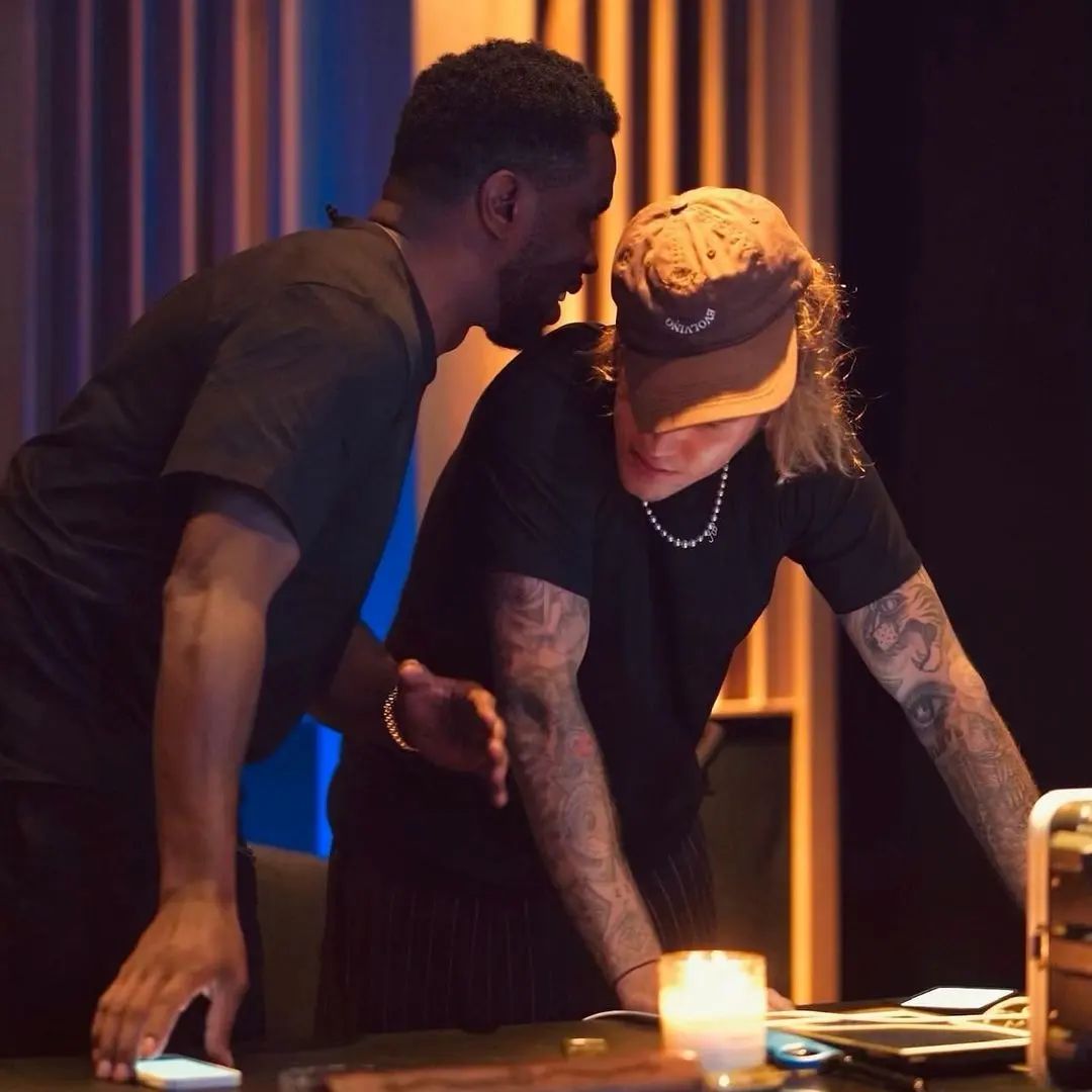 ibeliebersmx's tweet photo. 📸| Más fotos de Justin Bieber en el estudio grabando su colaboración con Diddy “Moments” 💿🎙️ https://t.co/v2gHDsuEq5